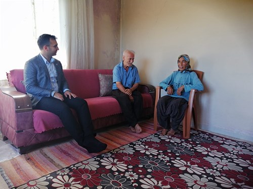 Kaymakamımız Sayın Mehmet Furkan TAŞKIRAN ilçemiz Karaömerli Mahallesinde oturan Kemal SARI'yı evinde ziyaret etti
