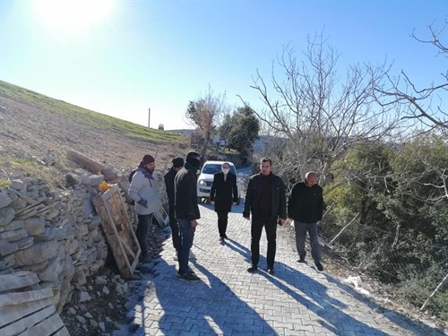 Kaymakamımız Sayın Mehmet Furkan TAŞKIRAN Çiçeklidere Köyü Alasırt Mahallesinde Yapımı Devam Eden Kilit Parke Taşı Yol Çalışmasını Yerinde İnceledi.