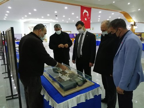 Kaymakamımız Sayın Mehmet Furkan TAŞKIRAN Devlet Bahçeli Toplantı Salonunda açılan Çanakkale Savaşları Gezici Müze Sergisini ziyaret etti.