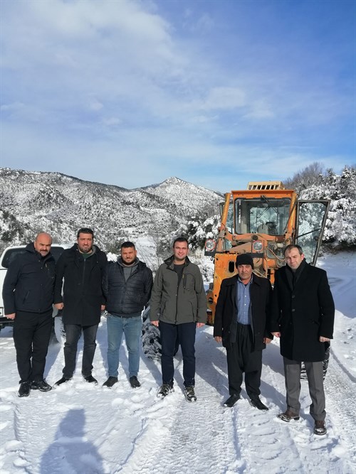 Kaymakamımız Sayın Mehmet Furkan TAŞKIRAN Yoğun Kar Yağışı Sonucu Kapanan Köy Yollarının Açılması İçin Yapılan Çalışmaları İnceledi