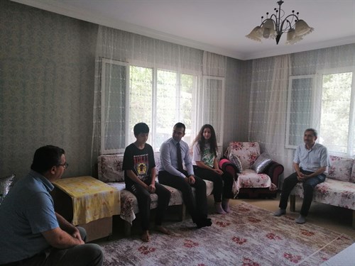 Kaymakamımız Sayın Mehmet Furkan TAŞKIRAN Sumbas Çok Programlı Anadolu Lisesi öğrencisi Kübra ve Umut KABACA kardeşleri evinde ziyaret etti