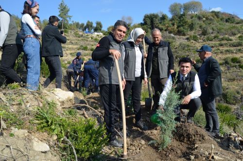 "Geleceğe Nefes, İnsanlığa Nefes" sloganıyla Kaymakamımız Sn. Mustafa KÖROĞLU'nun katılımıyla  Gafarlı Köyünde fidan dikim etkinliği gerçekleştirildi.