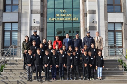 Gazi İlkokulu 4/A Sınıfı öğrencileri ve Öğretmeni Nevzat ADAL ve eşi Aysel ADAL Kaymakamımız Sayın Mustafa KÖROĞLU'nu makamında ziyaret etti.