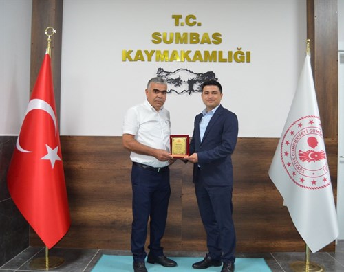 Kaymakamız Sn. Mustafa KÖROĞLU İlçemizde 21 yıl görev yapan ve tayini çıkan İlçe Tarım ve Orman Müdürü Sn. Mehmet ÖZKALE'ye plaket taktim etti.