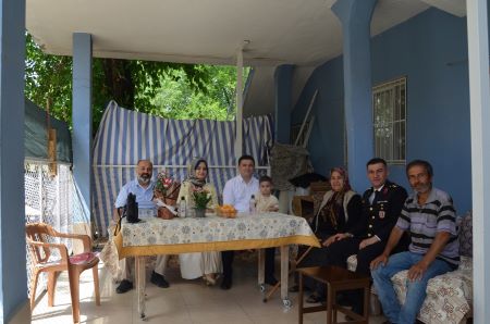 Kaymakamımız Sayın Mustafa KÖROĞLU  anneler günü münasebetiyle Şehit Umut EYVAZ'ın annesi Lütfiye EYVAZ'ı evinde ziyaret etti.