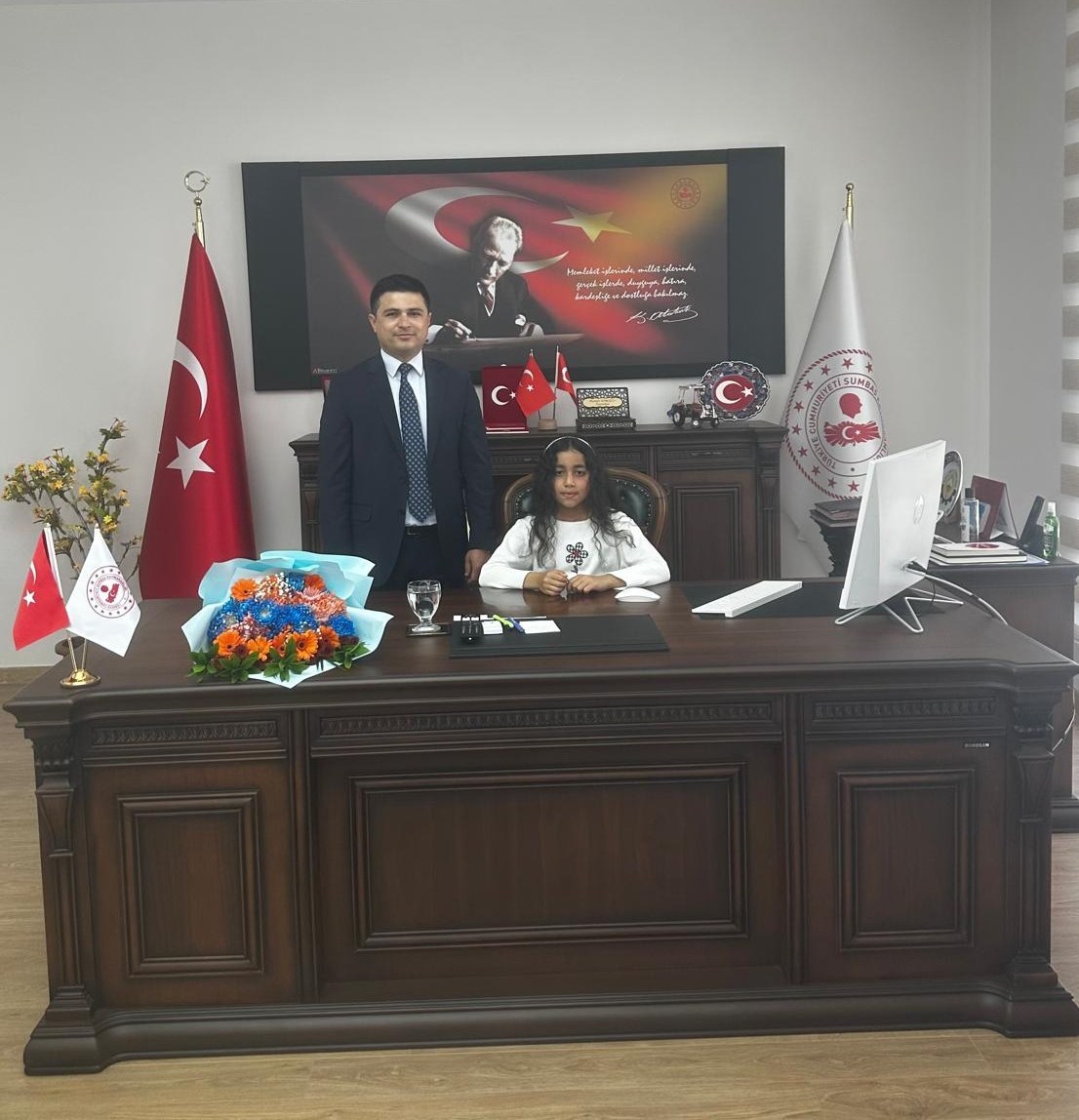 Kaymakamımız Sayın Mustafa KÖROĞLU makam koltuğunu temsili olarak Alibeyli İlkokulu 3. Sınıf öğrencisi Zeynep ONAY'a devretti.