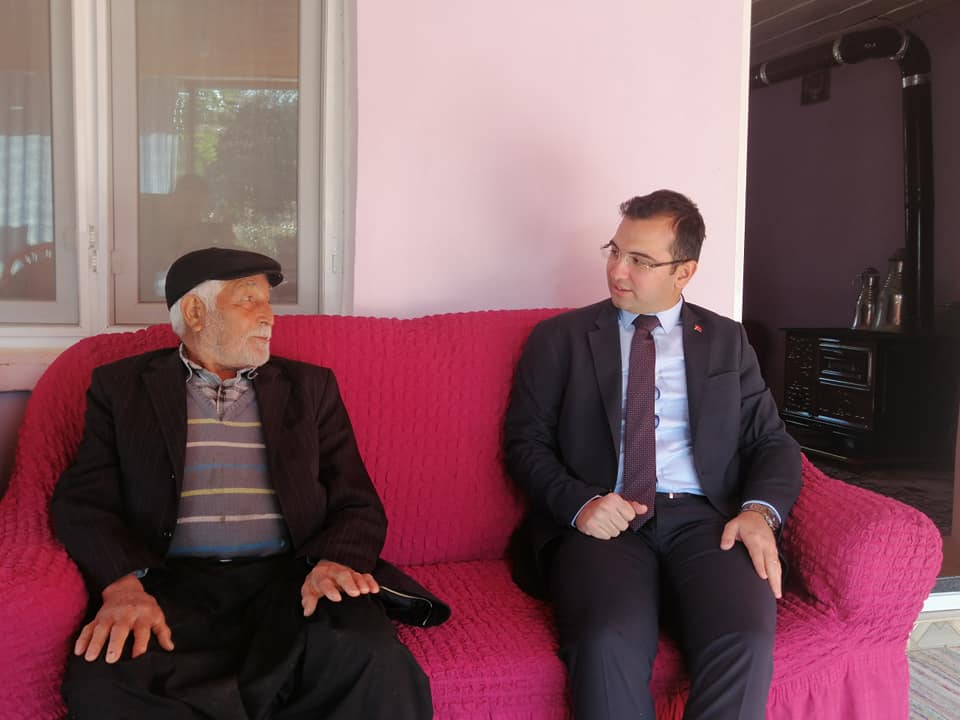 Kaymakamımız Sayın Mehmet Furkan TAŞKIRAN Mehmetli Belediyesi Armağanlı mahallesinde ikamet eden Şevket  GENÇOĞLAN ve eşini evinde ziyaret etti